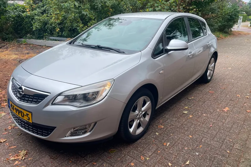 Opel Astra (2011)