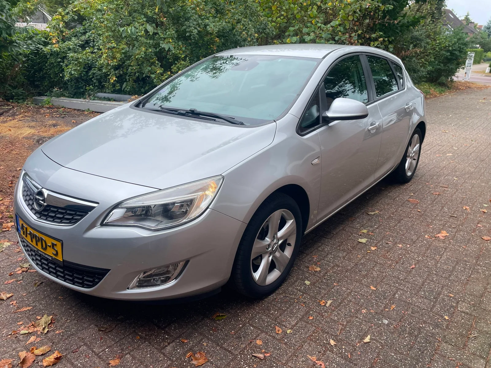 Opel Astra (2011) — foto 1