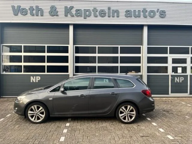 Opel Astra Sports Tourer (2011) — foto 1