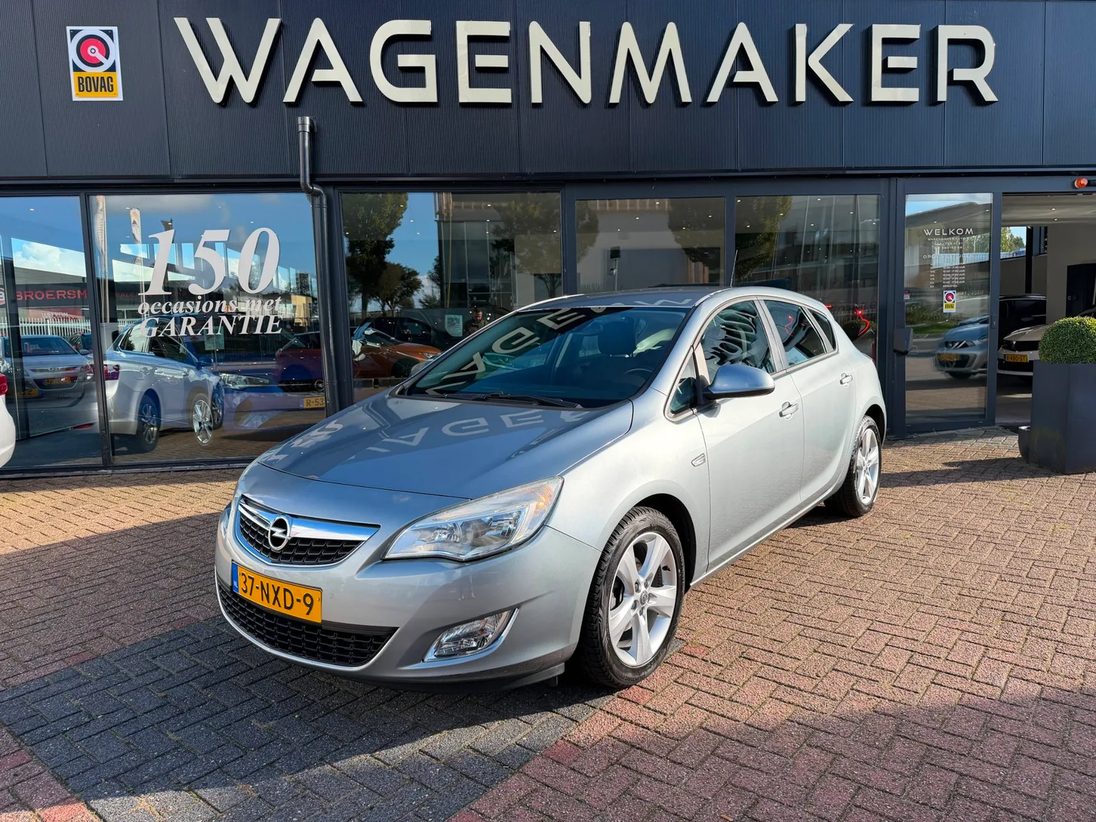 Opel Astra (2010) — foto 1