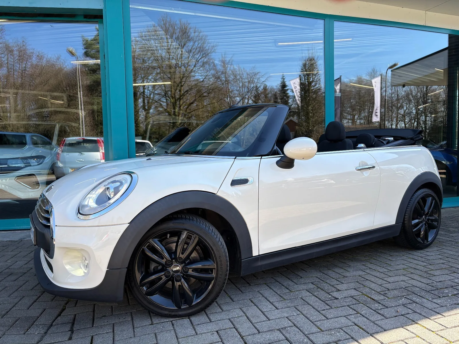 MINI Cabrio (2017) — foto 1