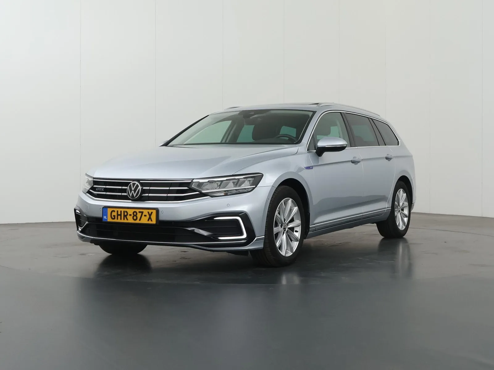 Volkswagen Passat (2023) — foto 1