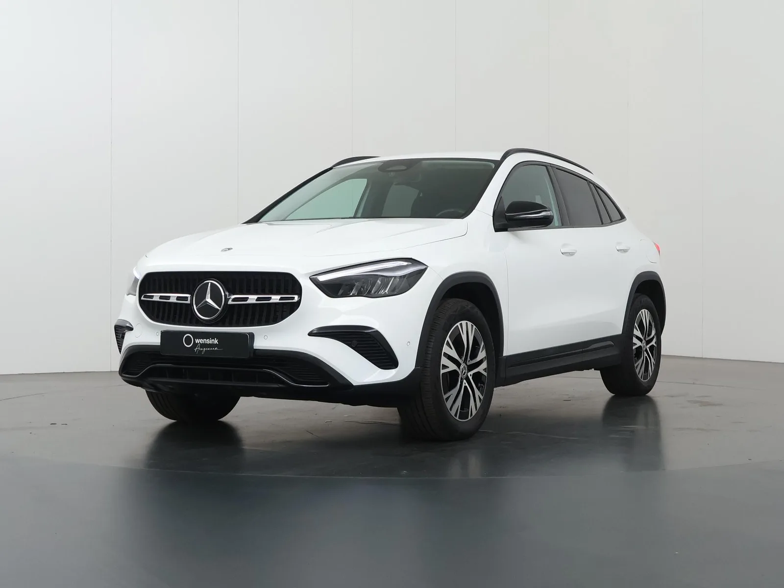 Mercedes-Benz GLA (2024) — foto 1