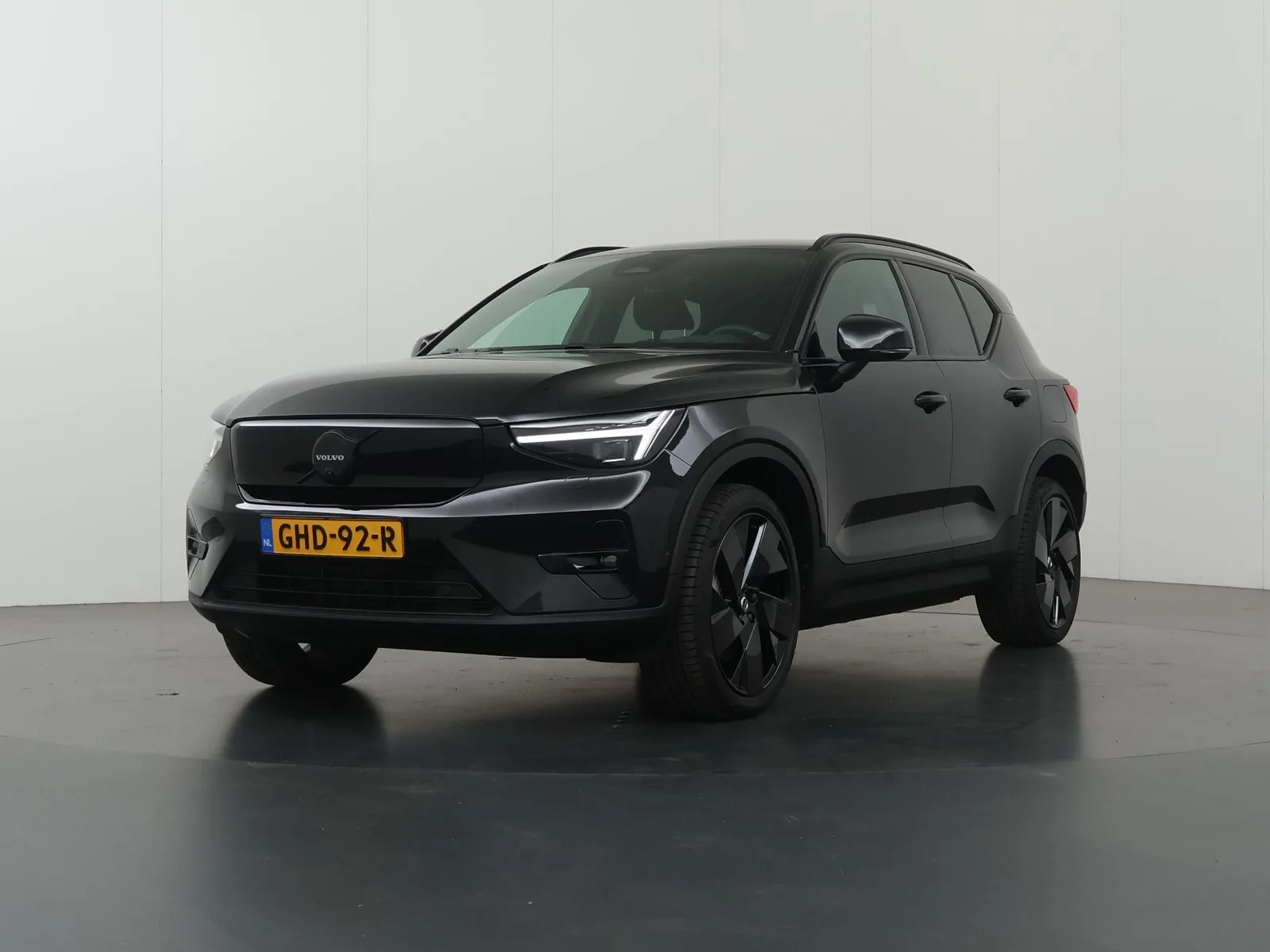 Volvo EX40 (2024) — foto 1