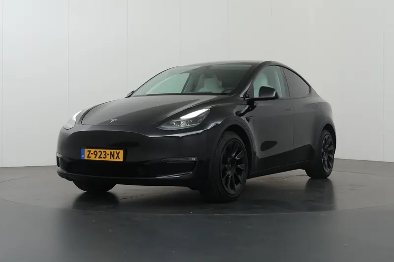 Tesla Model Y (2024)