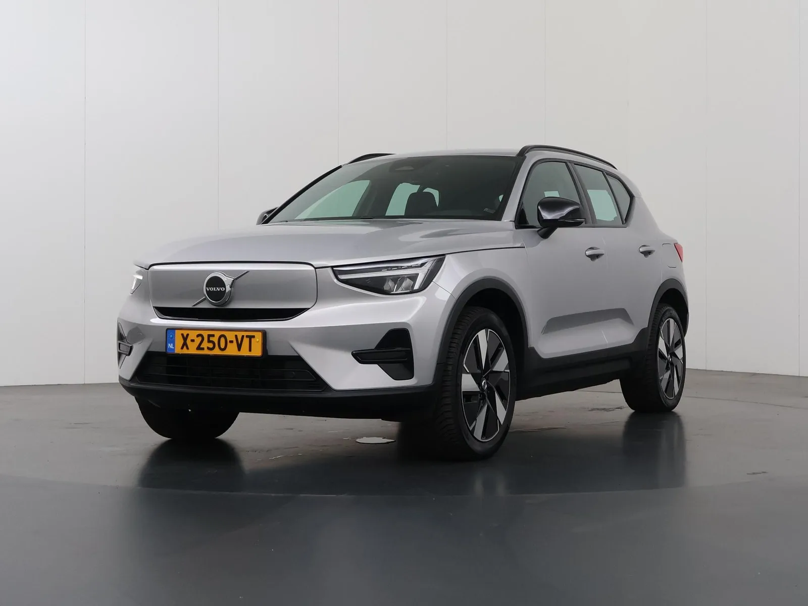 Volvo XC40 (2024) — foto 1