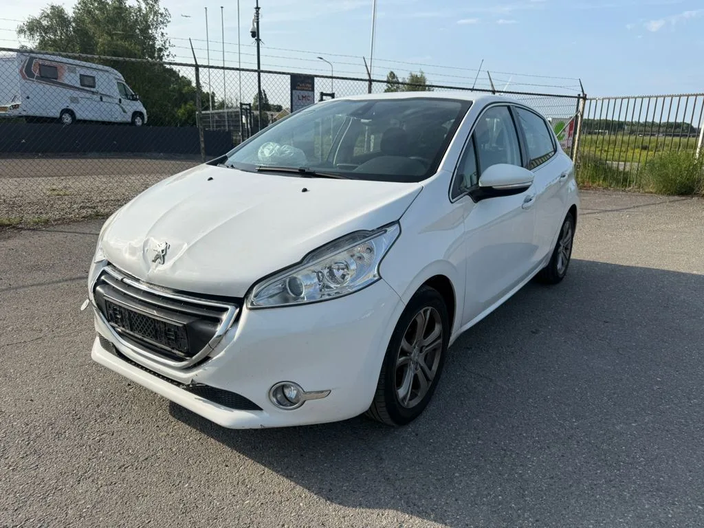 Peugeot 208 (2015) — foto 1