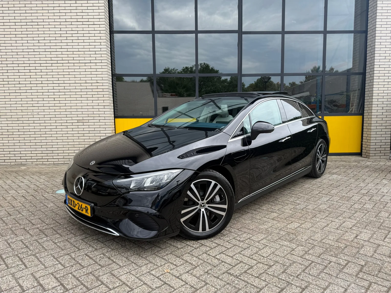 Mercedes-Benz EQE (2023) — foto 1
