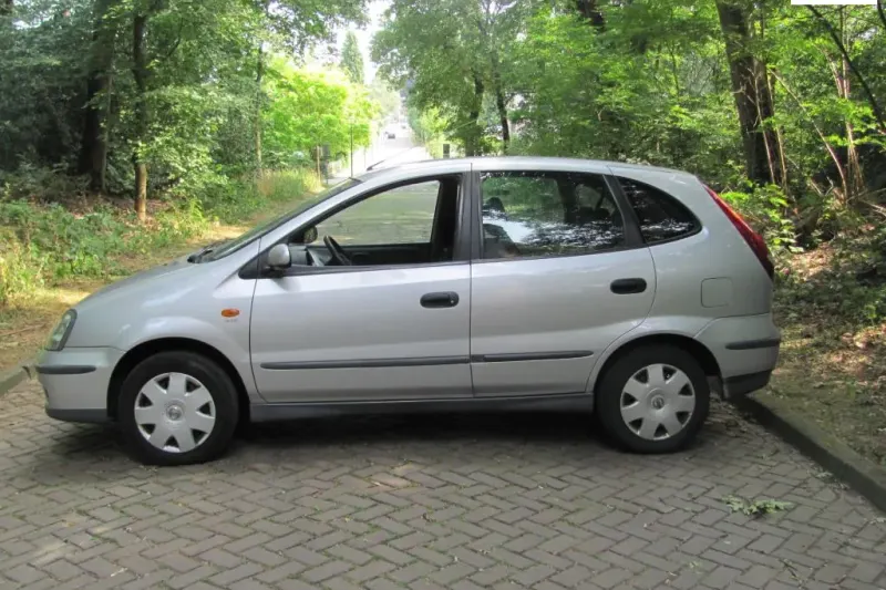 Nissan Almera Tino (2005)