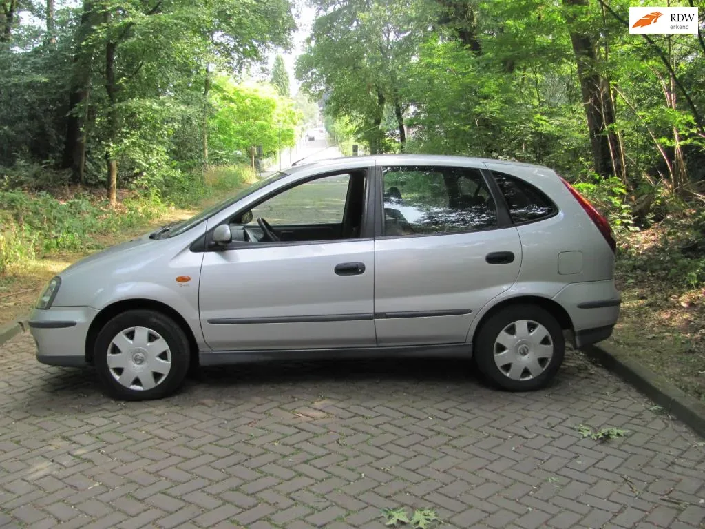 Nissan Almera Tino (2005) — foto 1