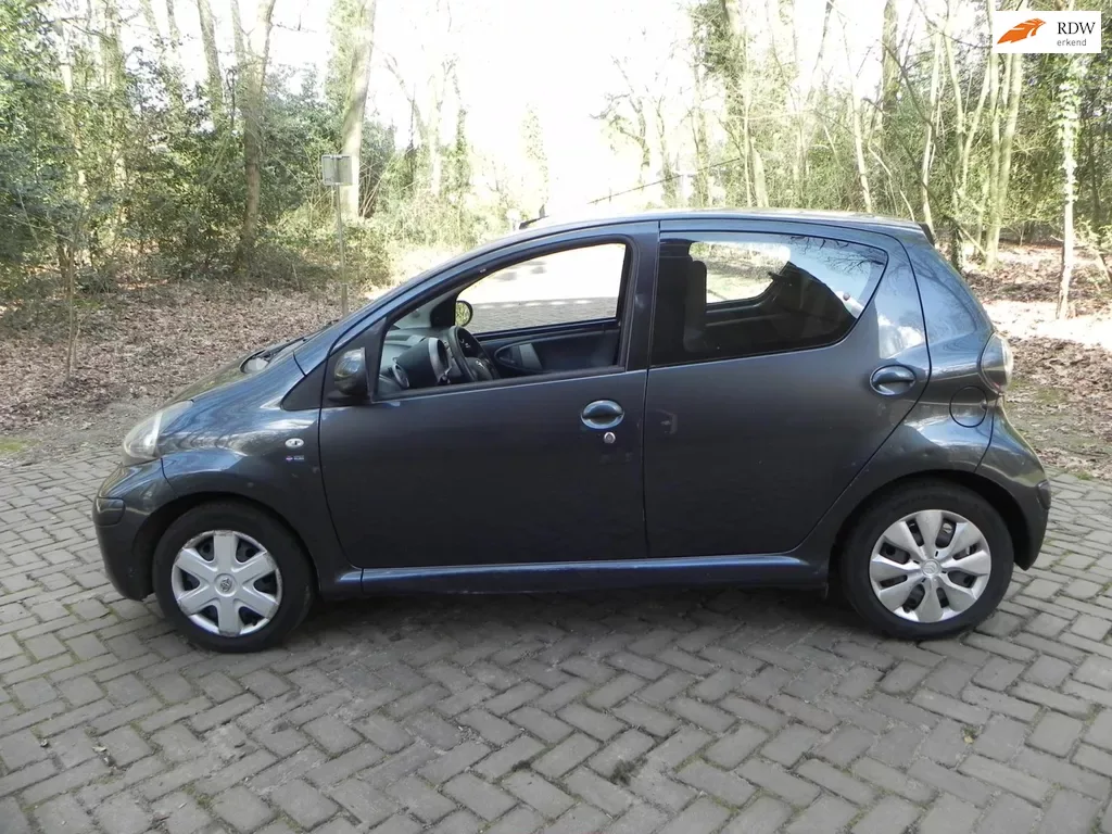 Toyota Aygo (2011) — foto 1