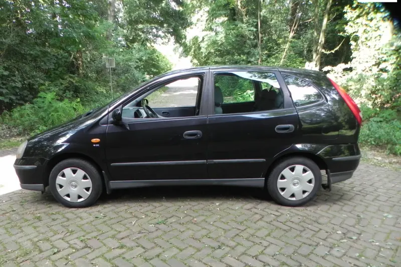 Nissan Almera Tino (2004)