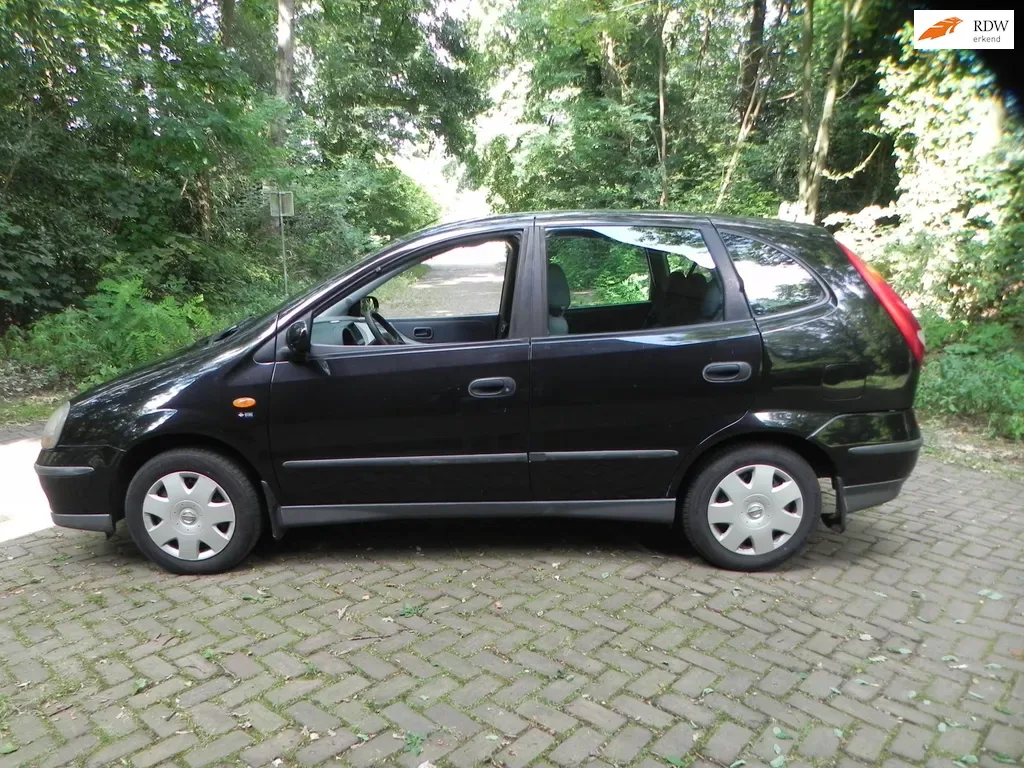 Nissan Almera Tino (2004) — foto 1