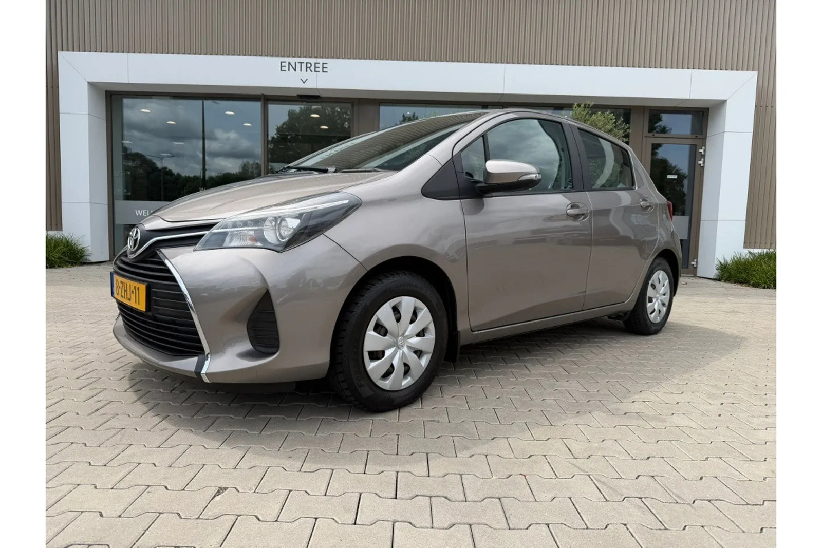 Toyota Yaris (2015) — foto 1