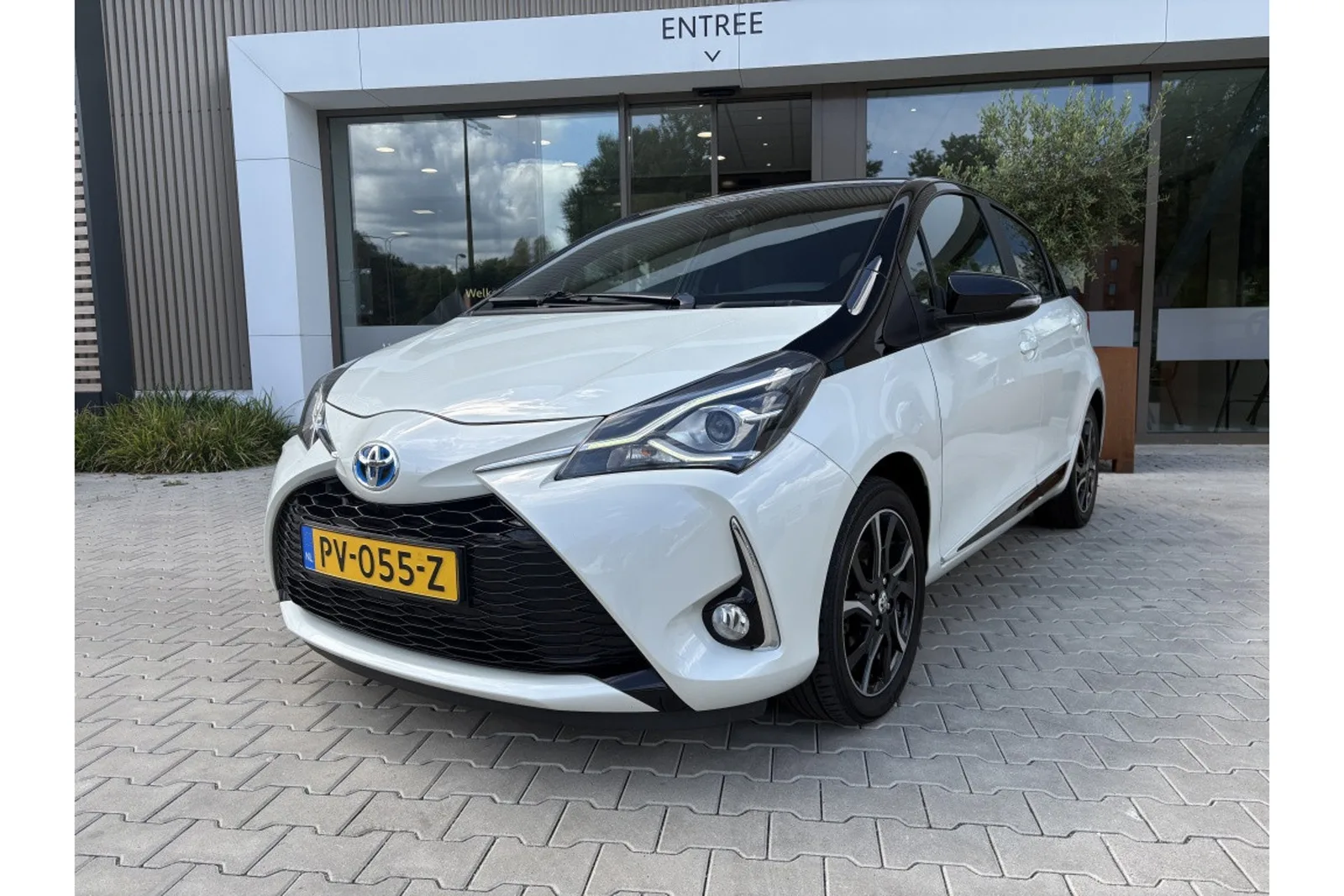 Toyota Yaris (2017) — foto 1