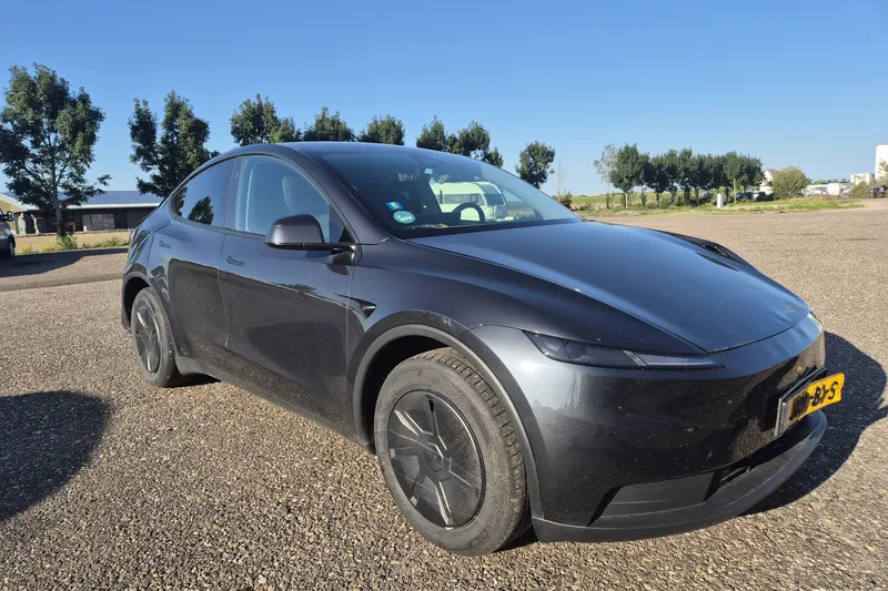 Tesla Model Y (2025)