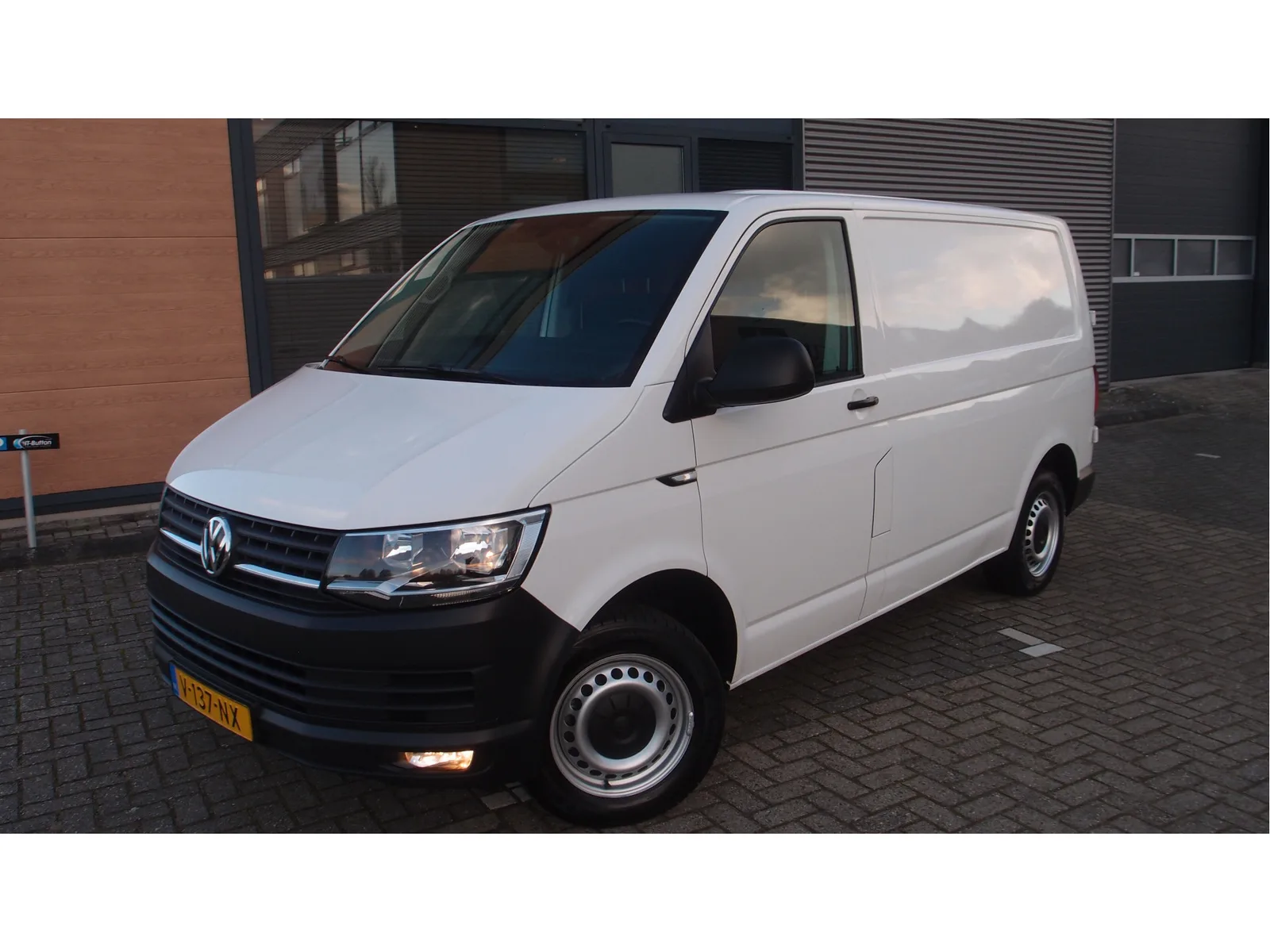 Volkswagen Transporter (2018) — foto 1