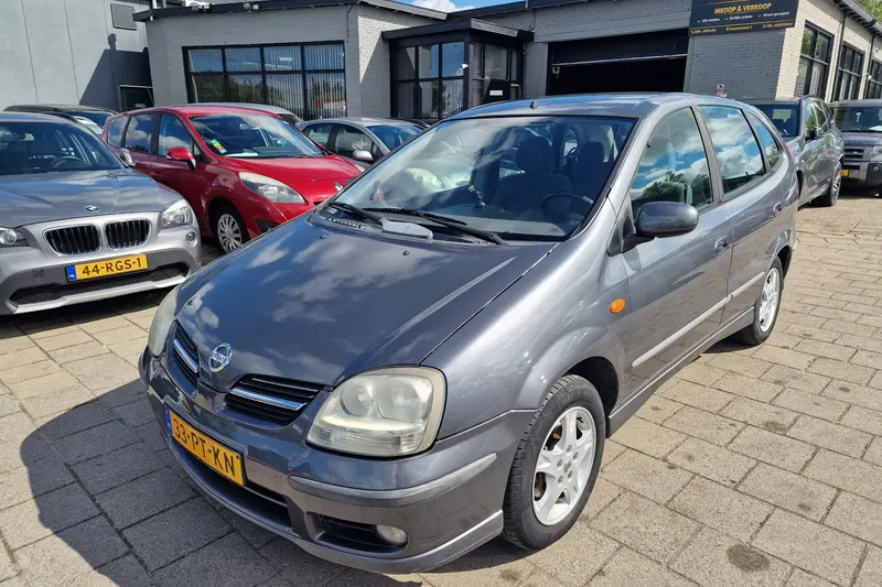 Nissan Almera Tino (2004)