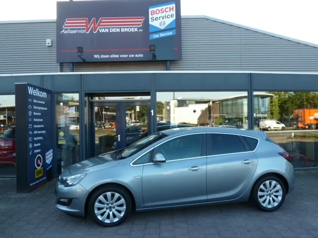Opel Astra (2014) — foto 1