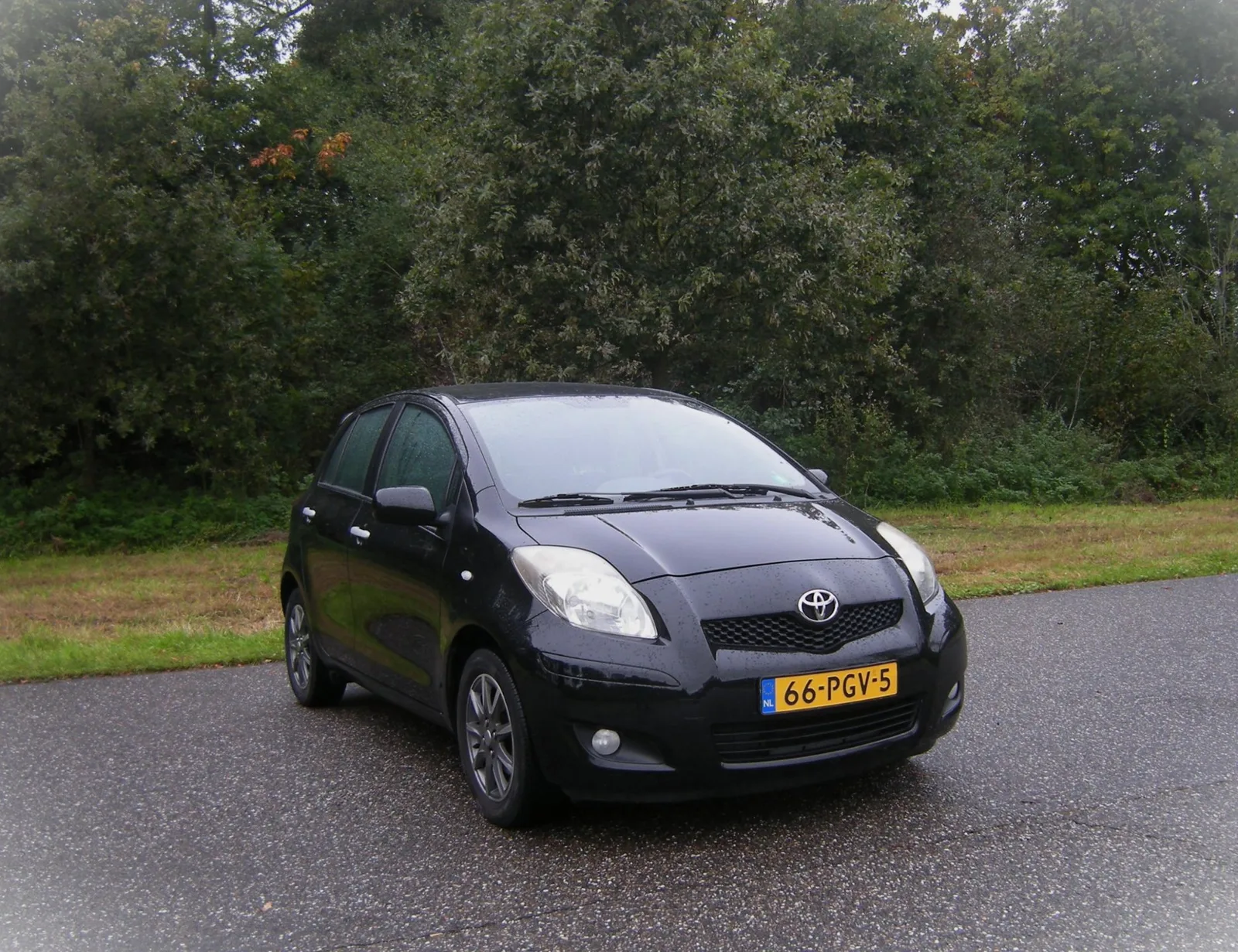 Toyota Yaris (2011) — foto 1